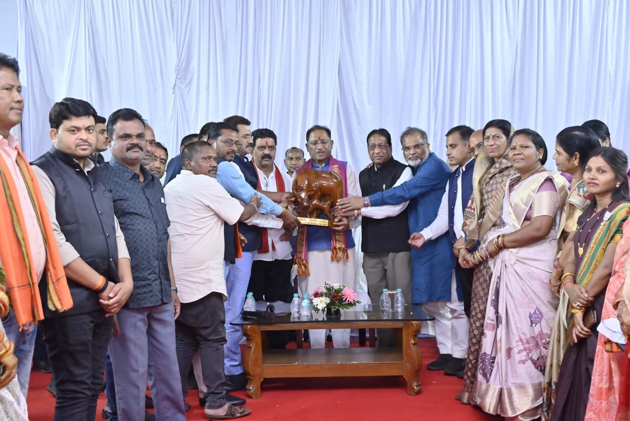 CG : मुख्यमंत्री श्री साय से विभिन्न समाज के प्रतिनिधिमंडल ने की सौजन्य भेंट मांगों और समस्याओं से कराया अवगत