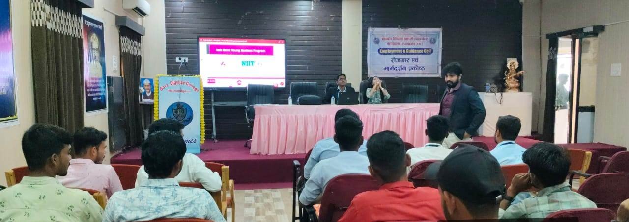 राजनांदगांव : शासकीय दिग्विजय कॉलेज मे एन आई आई टी रायपुर के द्वारा एक्सिस बैंक फील्ड मैनेजर के लिए हुआ कैंपस
