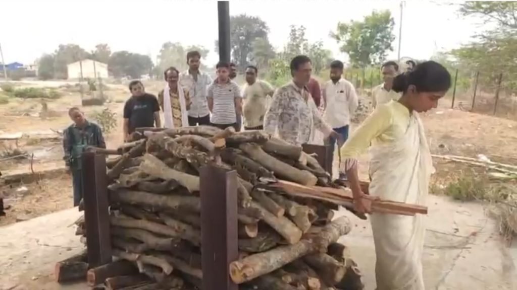 CG : बेटी ने निभाया धर्म : मां को दी मुखाग्नि