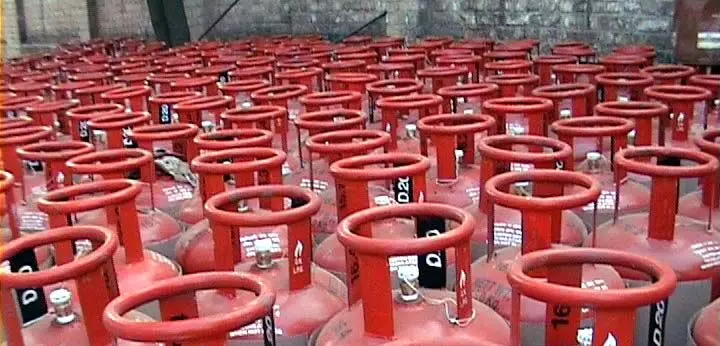 CG : LPG सिलेंडर के दाम में 17 रुपए तक कटौती, सस्ता हुआ