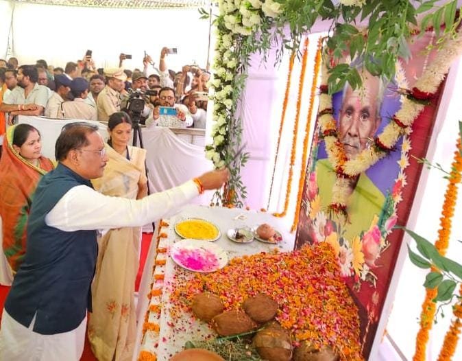 CG : मुख्यमंत्री साय ने स्व. मोहन कुंभकार को दी श्रद्धांजलि