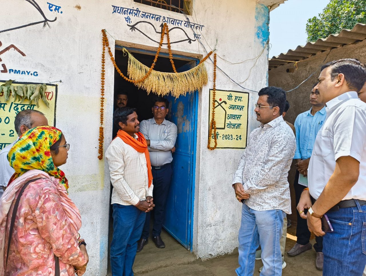 CG : प्रमुख सचिव सोनमणि बोरा ने पीएम जनमन आवासों का किया निरीक्षण, आवश्यक सुधार कार्यों के दिए निर्देश