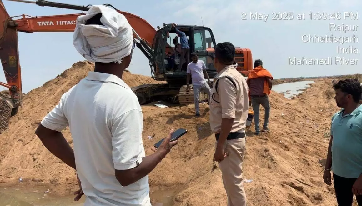 CG : महानदी के रेत घाट से हाईवा और माउंटेन मशीन जब्त