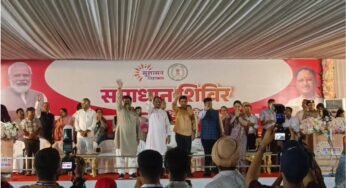 समाधान शिविर : धमतरी में मुख्यमंत्री ने सुनी लोगों की समस्याएं, PM आवास की सौंपी चाबियां