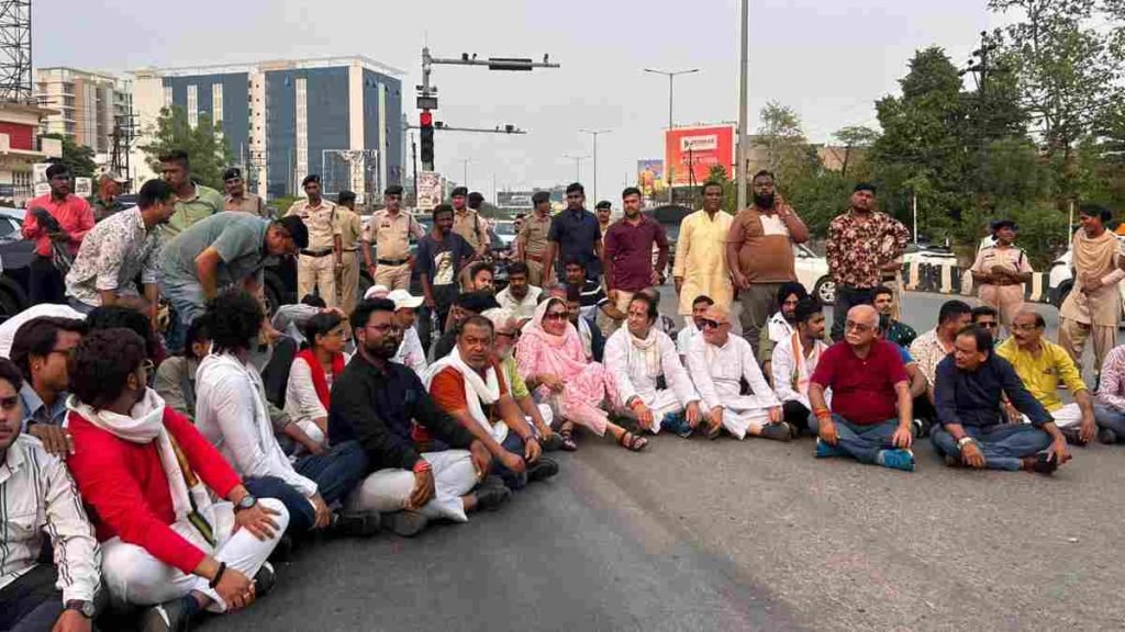CG : बढ़ते सड़क हादसे पर लोगों का प्रदर्शन, तेलीबांधा चौक पर स्पीड ब्रेकर लगाने की मांग, 