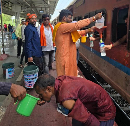 राजनांदगाव : शक्तिधाम धर्मार्थ सेवा समिति द्वारा रेल यात्रियों को निःस्वार्थ जल सेवा