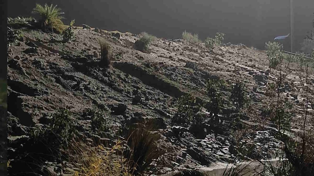 CG : तेज बारिश में फूटा राखड़ बांध, गांव में राखड़ घुसने पर लोग घर छोड़कर भागे…
