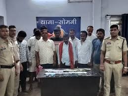 राजनांदगांव : मनगटा जंगल में जुआ खेलते 15 लोग गिरफ्तार : 9.11 लाख का माल जब्त; 8 मोबाइल और 17 वाहन बरामद