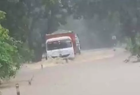 CG : कोयला लोड ट्रक नाले में बहा, ड्राइवर की लापरवाही