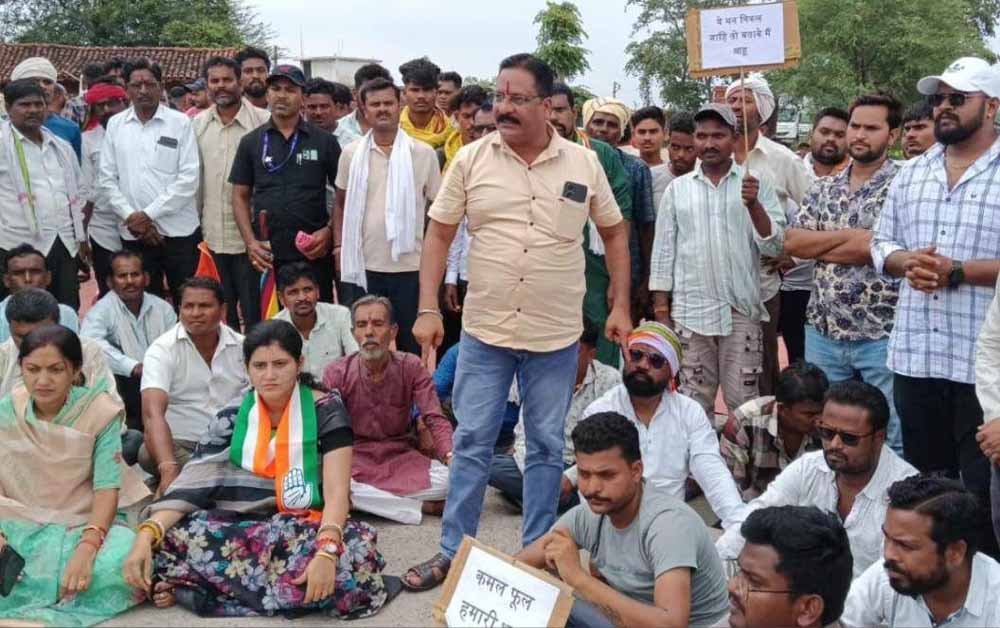 डोंगरगढ़-खैरागढ़ सड़क पर कांग्रेस का चक्काजाम: जहां भाजपा ने किया जाम अब कांग्रेस का धरना