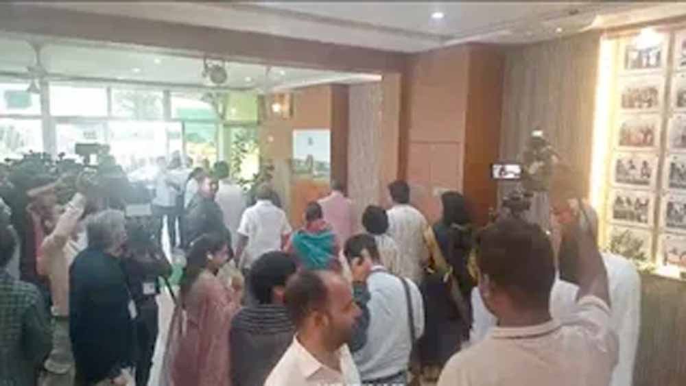 चैतन्य बघेल की हिरासत पर कांग्रेस का हंगामा, विधायकों ने किया विधानसभा से वॉकआउट