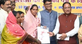 मुख्यमंत्री विष्णुदेव साय ने रेडी टू ईट निर्माण एवं वितरण हेतु रायगढ़ में 10 महिला स्व-सहायता समूहों को सौंपे अनुबंध पत्र