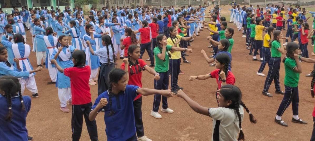 CG : बालिकाओं को आत्मरक्षा और सिलाई का प्रशिक्षण