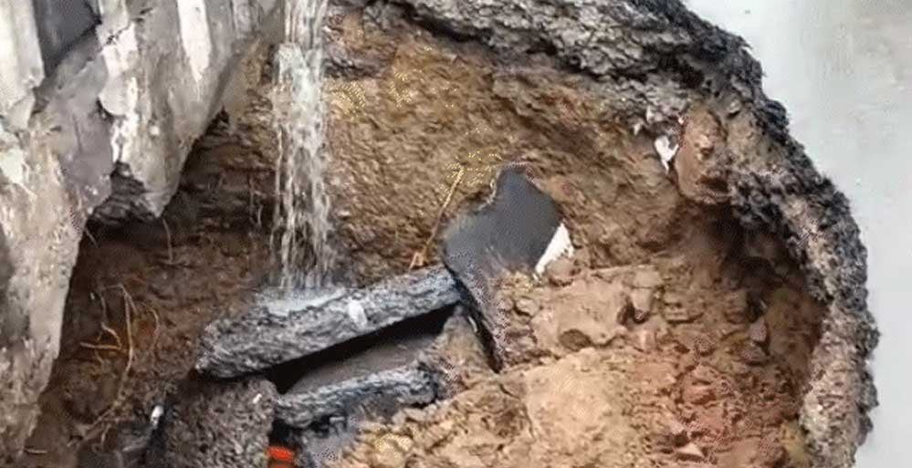 भोपाल में धंसी सड़क, एमपी नगर चौराहे के पास सड़क पर 10 फीट का गड्ढा