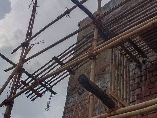CG : प्लास्टर करते समय मजदूर गिरे एक की मौत,