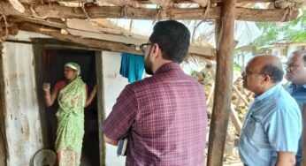 CG : कलेक्टर ने पिथौरा के गांवों का दौरा कर विकास कार्यों की समीक्षा की.