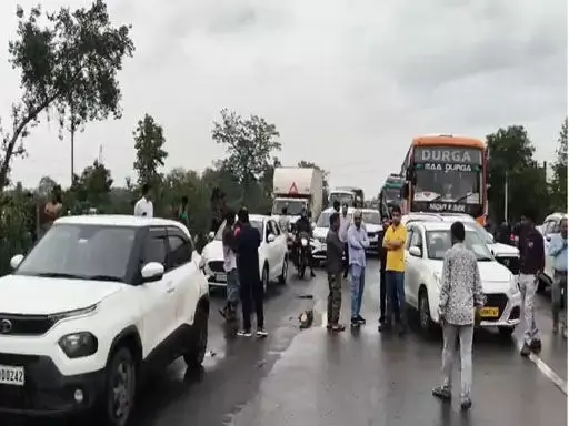 CG : बिजली गुल से परेशान ग्रामीणों ने किया चक्काजाम, नेशनल हाईवे में आवागमन बाधित