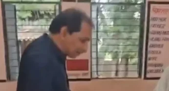 CG : स्टूडेंट्स से घरेलू काम करवा रहा शिक्षक, कलेक्टर के पास शिकायत,