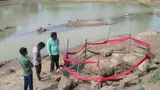CG : गड्ढे में समा गया तालाब का पानी, पूजा-पाठ में जुटे ग्रामीण…