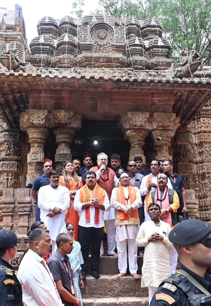 CG : रायपुर हर-हर महादेव से गूंज उठा भोरमदेव : मुख्यमंत्री श्री विष्णुदेव साय ने हेलीकॉप्टर से पुष्पवर्षा कर हजारों कांवड़ियों का किया भव्य स्वागत,