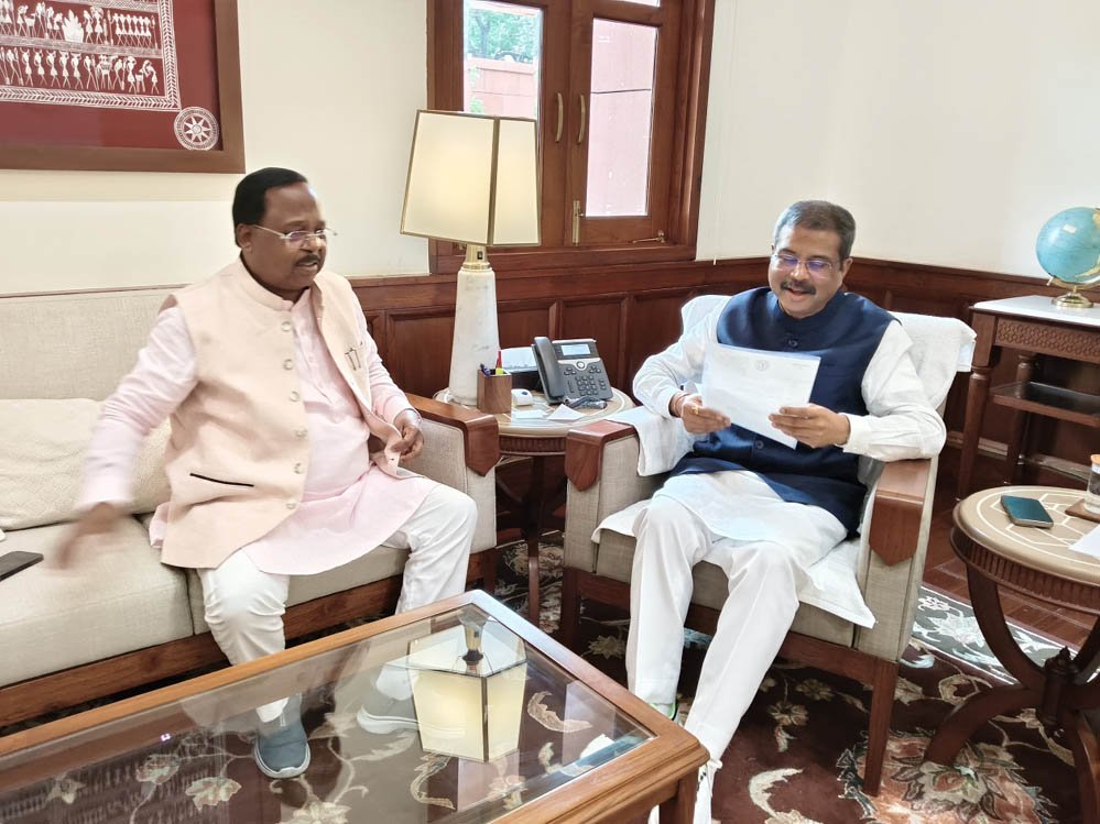 रायपुर : मंत्री रामविचार नेताम ने दिल्ली में केंद्रीय शिक्षा मंत्री धमेंद्र प्रधान से की सौजन्य मुलाकात