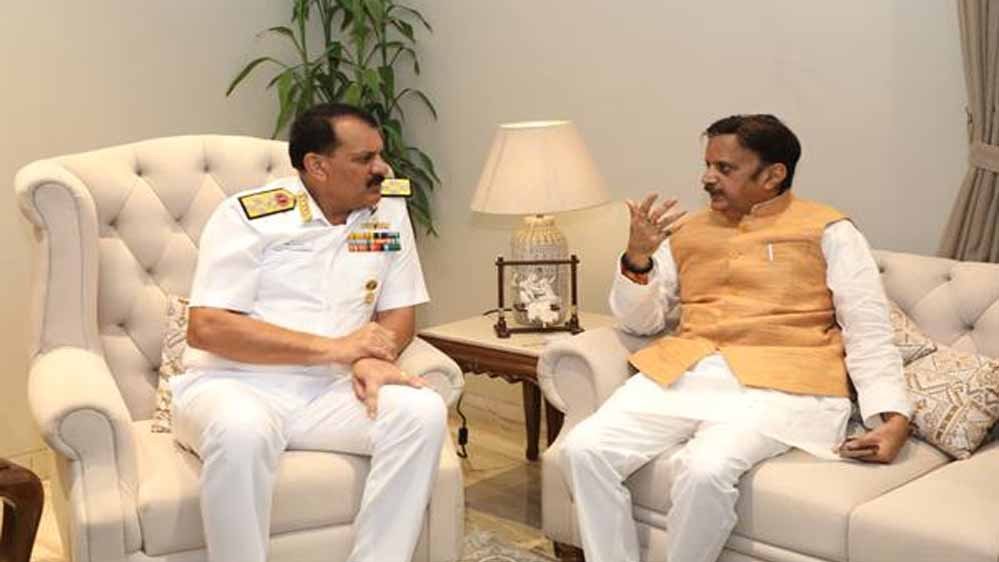 उप मुख्यमंत्री शुक्ल से नौसेना प्रमुख एडमिरल दिनेश त्रिपाठी ने की सौजन्य भेंट