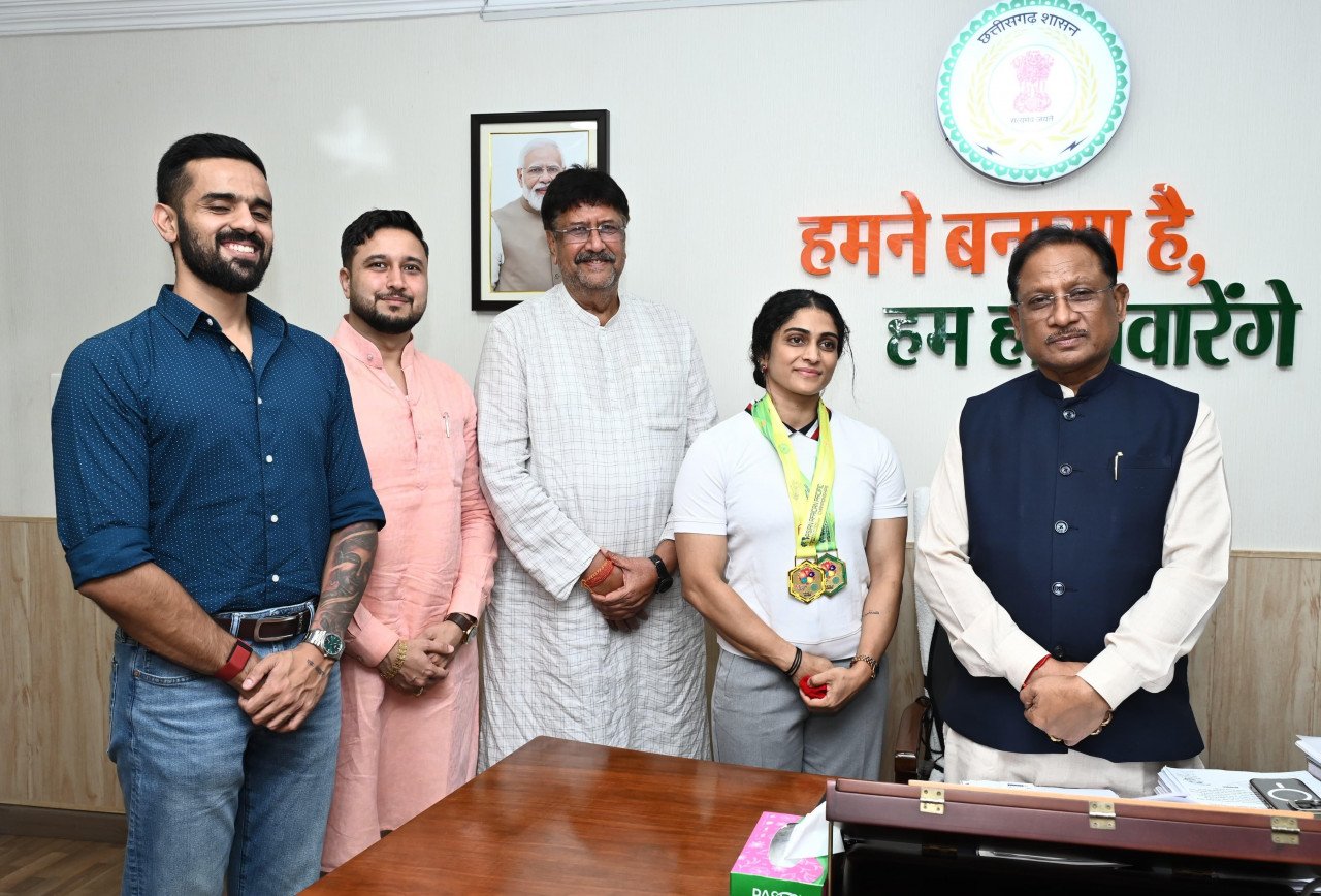 CG : मुख्यमंत्री से एशियन अफ्रीकन पैसिफिक पावरलिफ्टिंग चैंपियनशिप की स्वर्ण पदक विजेता नमी राय पारेख ने की मुलाकात…