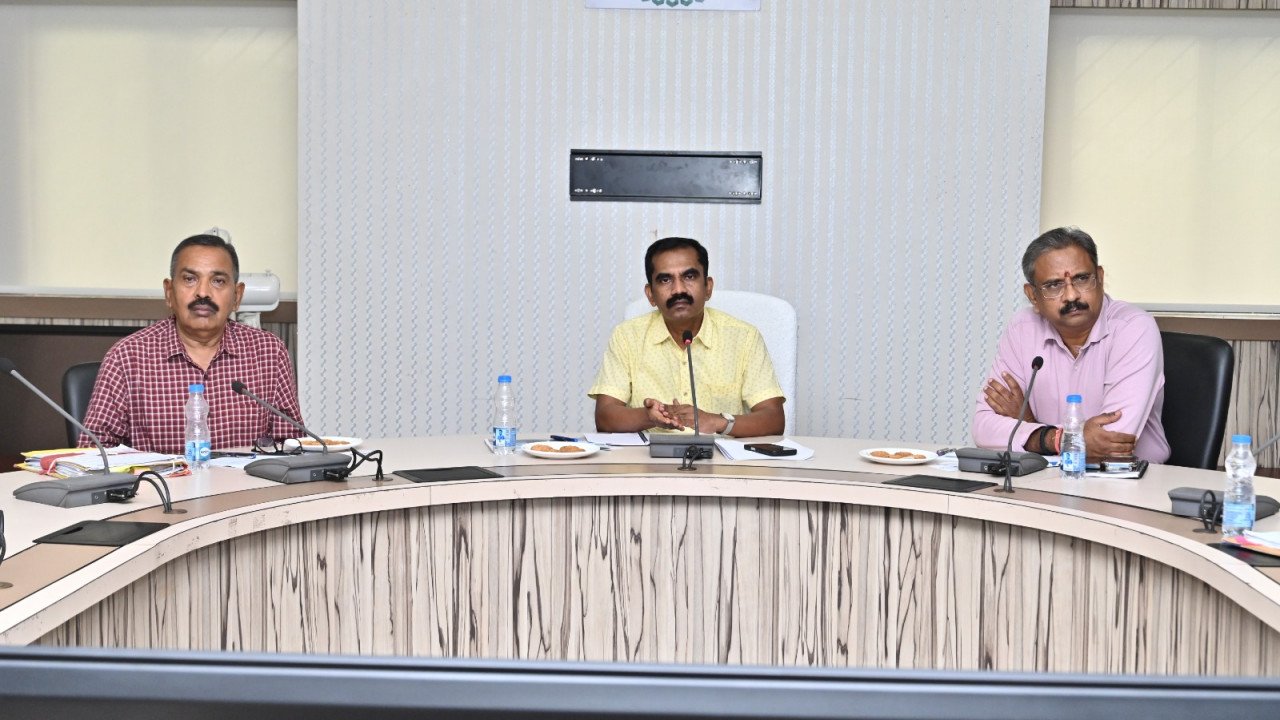 CG : छत्तीसगढ़ में अधिक से अधिक ई-चार्जिंग स्टेशन स्थापित करने हेतु इलेक्ट्रिक वाहन निर्माता कंपनियों के साथ हुई बैठक: इलेक्ट्रिक वाहनों की खरीदी को किया जा रहा प्रोत्साहित…