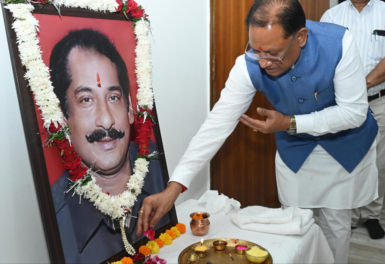 CG : मुख्यमंत्री साय ने स्व. दिलीप सिंह जूदेव की पुण्यतिथि पर दी श्रद्धांजलि…