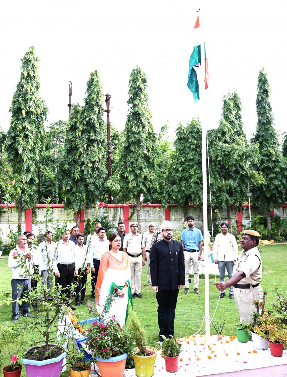 CG : कलेक्टर लंगेह ने कलेक्ट्रेट में किया ध्वजारोहण…