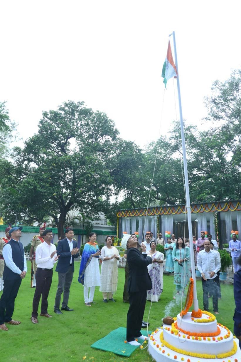 CG : कलेक्टर बी.एस उइके ने संयुक्त जिला कार्यालय में किया ध्वजारोहण…