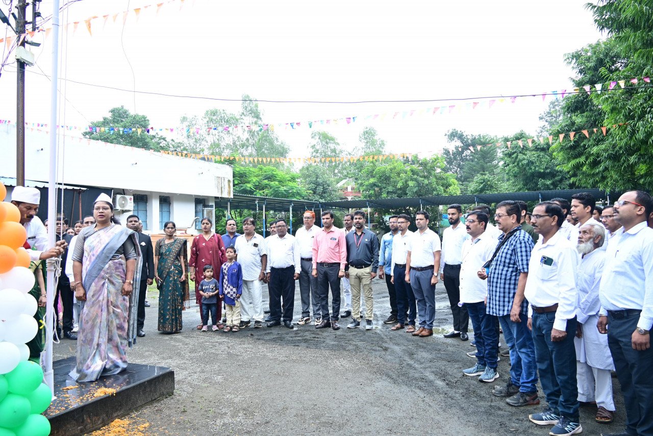 CG : स्वतंत्रता दिवस पर कलेक्ट्रेट परिसर में कलेक्टर ने किया ध्वजारोहण…
