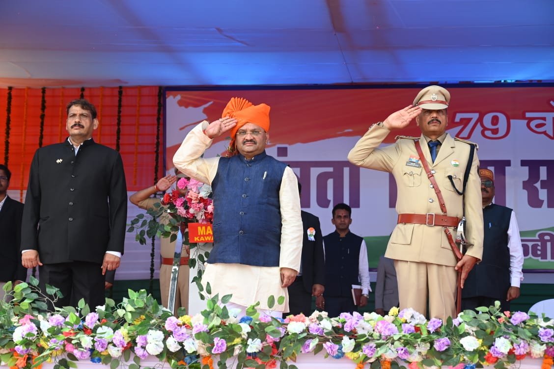 CG : सांसद संतोष पाण्डेय ने कवर्धा के मुख्य समारोह में ध्वजारोहण किया और जनता को मुख्यमंत्री का संदेश दिया…