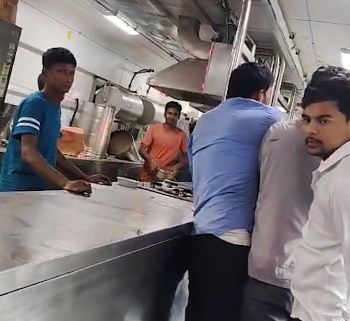 CG : आजाद हिंद एक्सप्रेस में अवैध वेंडरों और पेंट्री मैनेजर के बीच विवाद, मारपीट का वीडियो वायरल…