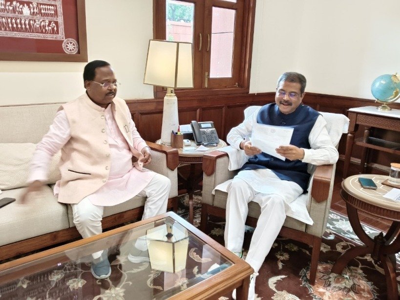 CG : रामानुजगंज में खुलेगा केंद्रीय विद्यालय, केंद्रीय शिक्षा मंत्री से मिले मंत्री नेताम…