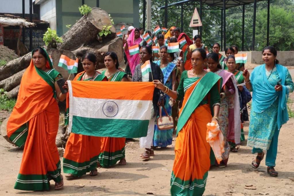 CG : देशभक्ति का संदेश लेकर बिहान दीदियों ने निकाली तिरंगा रैली…