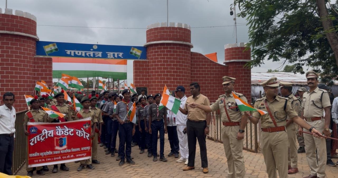CG : कलेक्टर और पुलिस अधीक्षक ने एनसीसी कैडेट और स्काउट गाइड के तिरंगा रैली में हुए शामिल…