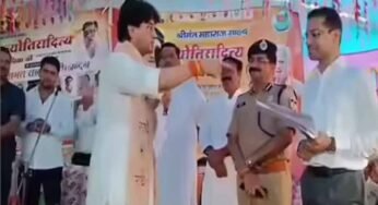 कलेक्टर आदित्य सिंह के मुरीद हुए ज्योतिरादित्य सिंधिया, मंच पर भरी तालियों से हैरान हुए नेता