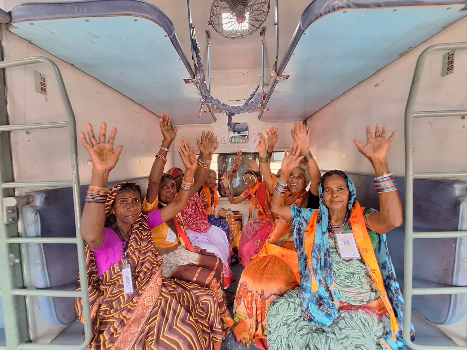 राजनांदगांव : भगवान श्री रामलला के दर्शन करने सभी घनिष्ठ मित्र सुभिया, कुमारी, गिरजा, मेहतरीन, मिना, ढेला, सुशीला अयोध्या के लिए हुई रवाना