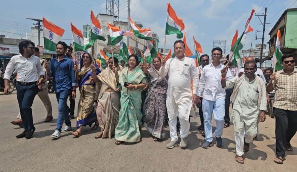 राजनांदगांव : हर घर तिरंगा, हर घर स्वच्छता : स्वतंत्रता का उत्सव, स्वच्छता के संग थीम के पर जनपद पंचायत डोंगरगांव में निकाली गई तिरंगा रैली