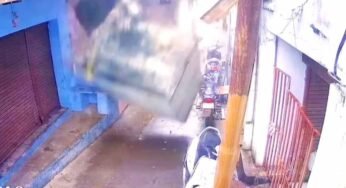 शाजापुर में होटल का शौचालय गिरा, नीचे खड़ी स्कूटी चकनाचूर
