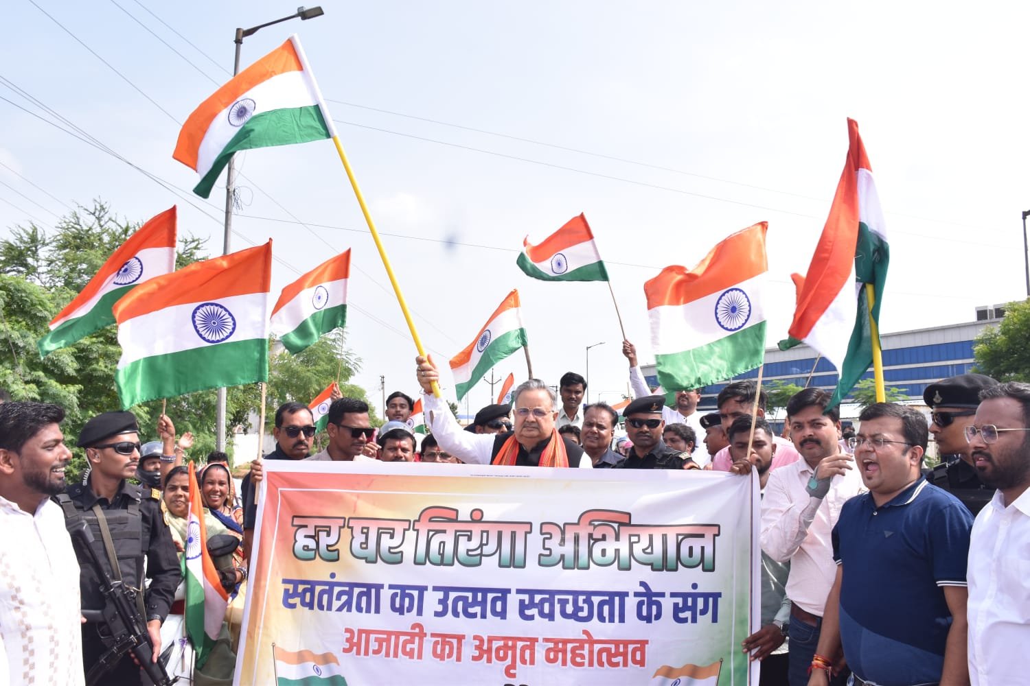 राजनांदगांव : विधानसभा अध्यक्ष डॉ. रमन सिंह ने ग्राम टेड़ेसरा में तिरंगा बाईक रैली को किया रवाना