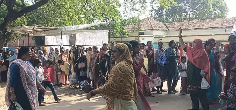 CG : जेल में पहुंची बहना, भाईयों को राखी बंधने…