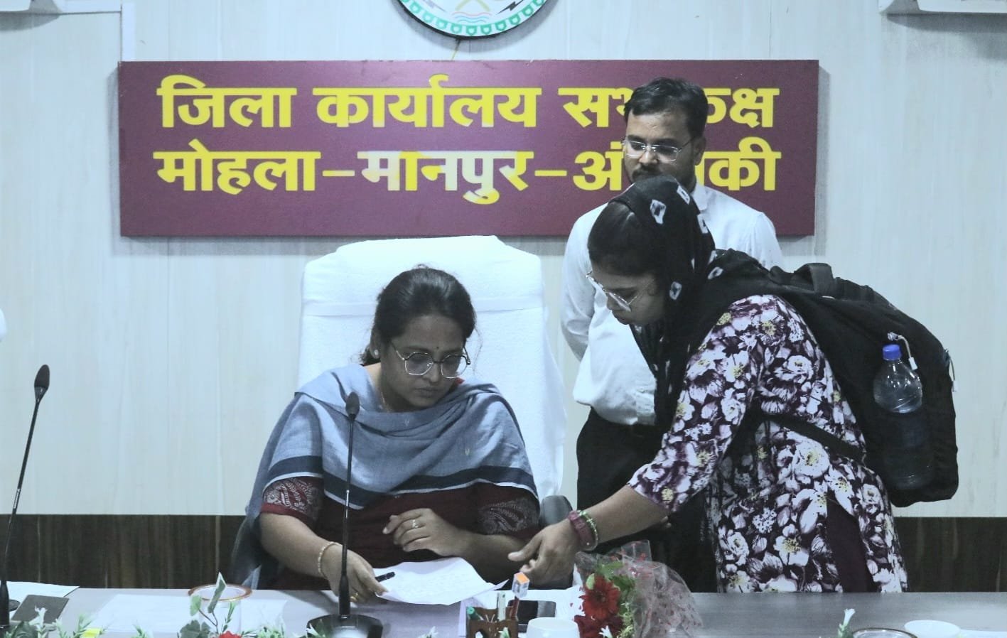 मोहला : जनदर्शन में कलेक्टर श्रीमती प्रजापति नें सुनी ग्रामीणों की समस्याएं