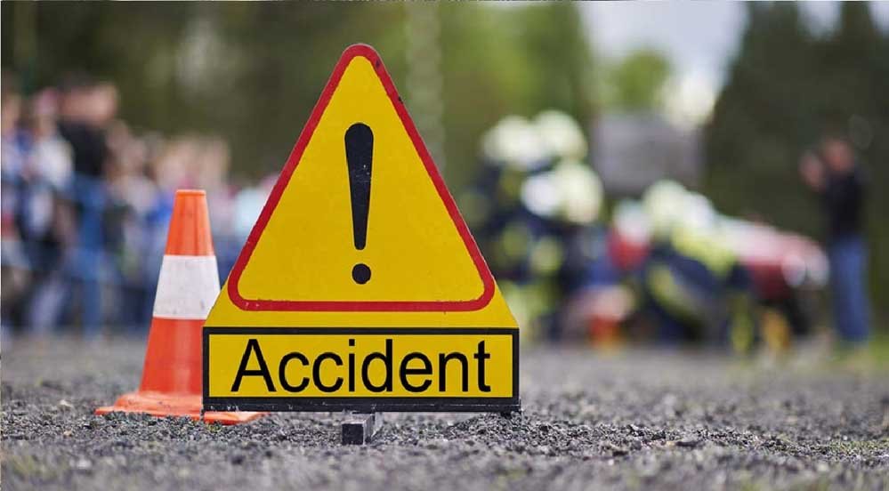 झाबुआ हादसा: रेत से भरा ट्रक घर पर पलटा, तीन लोगों की दर्दनाक मौत