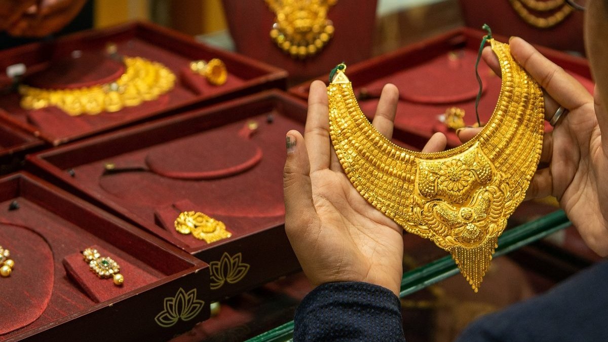 Gold Price Today: राखी पर सोने में जोरदार गिरावट, चांदी में भी भारी मंदी, जानिए आज के ताजा भाव