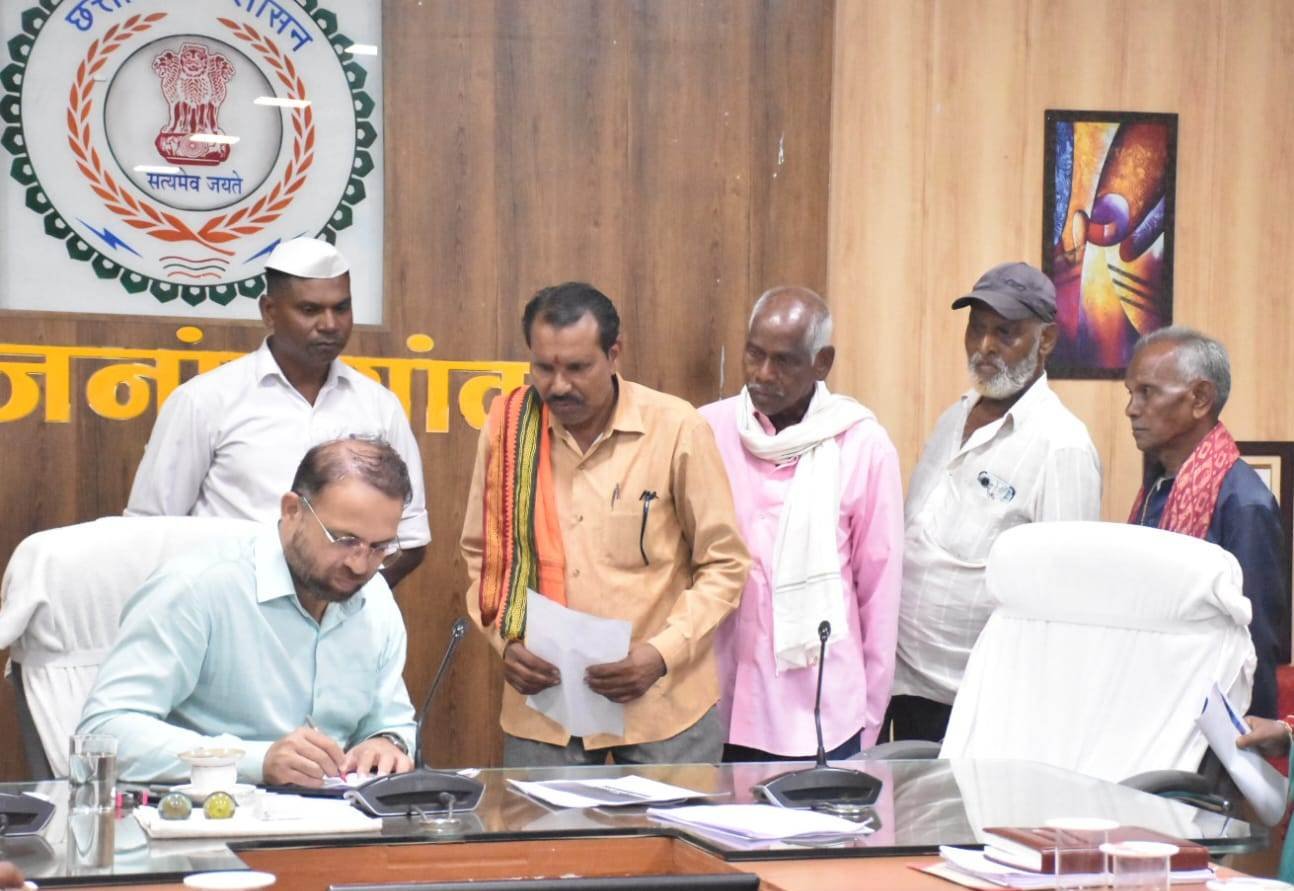 राजनांदगांव : कलेक्टर ने जनदर्शन में पहुंचे जनसामान्य की सुनी शिकायत एवं समस्याएं