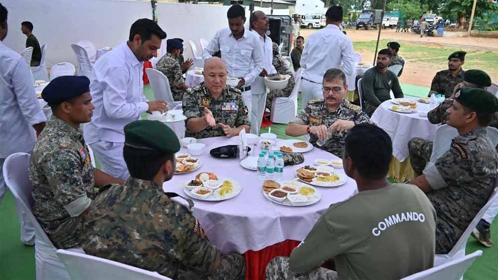 10 नक्सली लीडर्स के सफाए के बाद DGP और जवानों ने मिलकर किया ‘भव्य भोज’