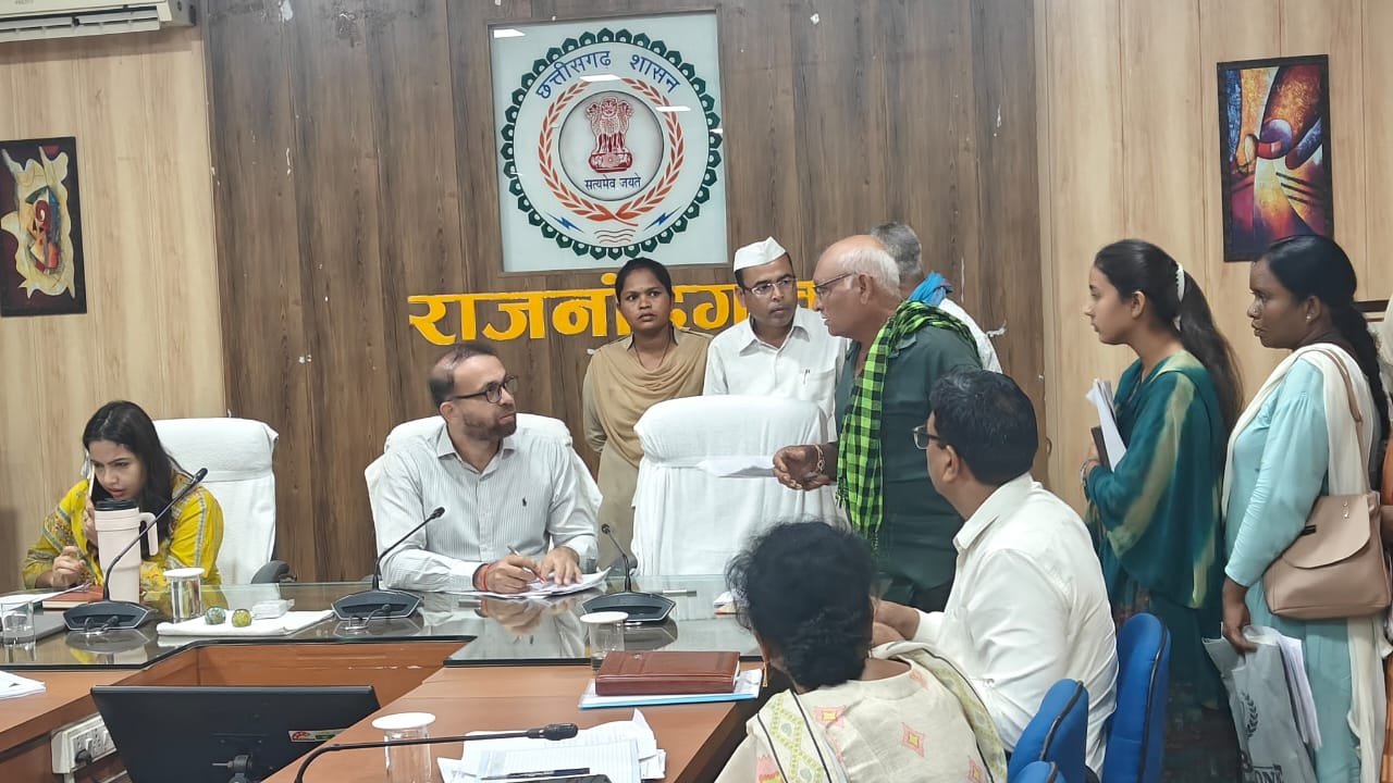 राजनांदगांव : कलेक्टर ने संवेदनशीलपूर्वक जनसामान्य की सुनी शिकायत एवं समस्याएं