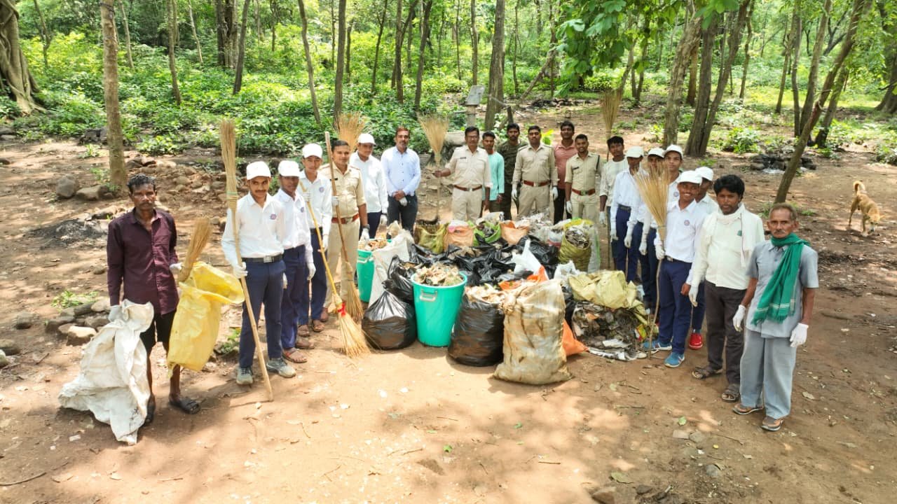 CG : अंतर्राष्ट्रीय साक्षरता दिवस पर तुरतुरिया पर्यटन स्थल हुआ प्लास्टिक मुक्त धाम